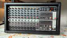 Behringer PMP2000D Mixer Amplificado de 14 canais
