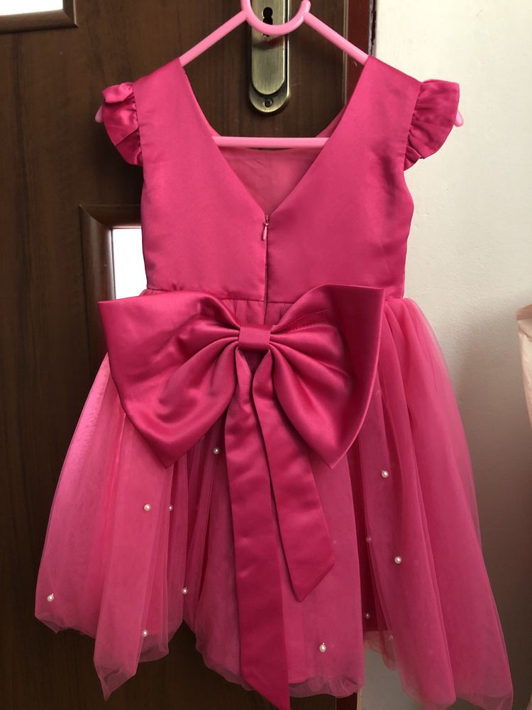 Różowa sukienka z kokardą