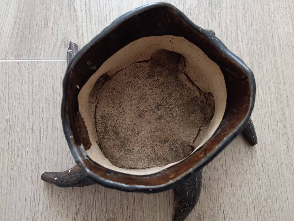 Ceramiczna osłonka doniczki drzewo korzeń pień