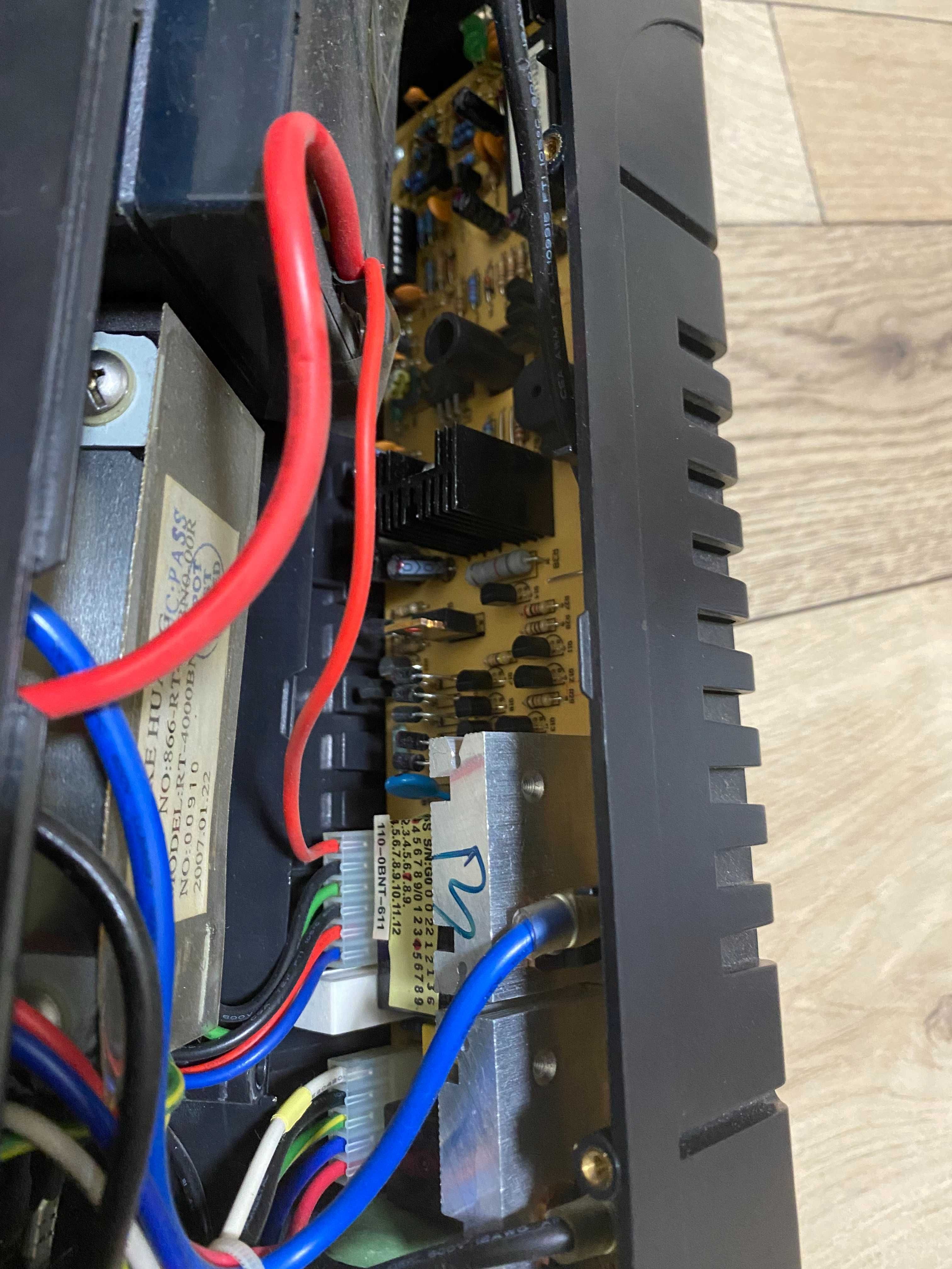Інвертор ДБЖ Powercom BNT-400A.