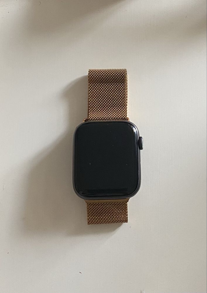 Apple Watch SE com dua braceletes, carregador e caixa