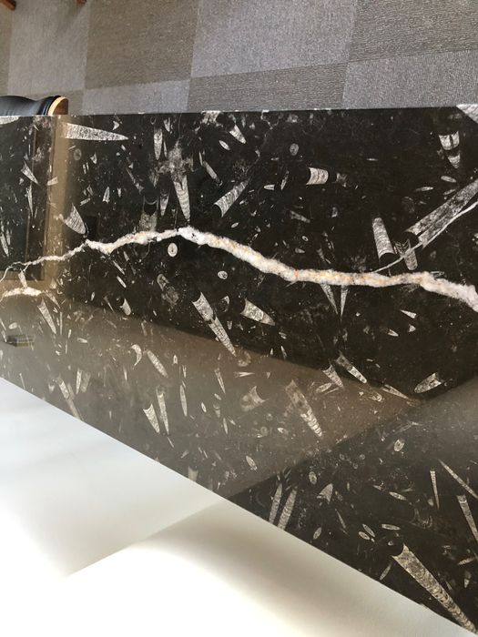 Mesa em pedra e aço cinzento antracite