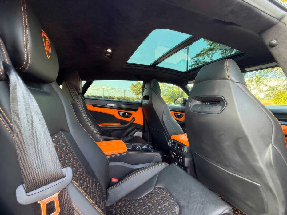 Lamborghini Urus      2022