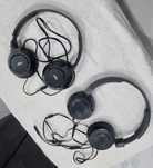 2 Auscultadores JVC e JBL para Peças os dois estão a tocar de um lado