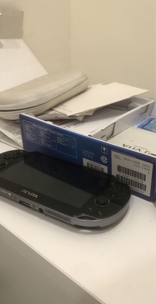 Ps vita com capa e  carregador !!