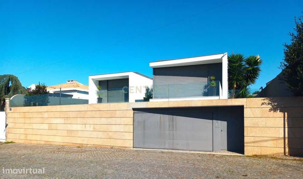 Moradia de 4 frentes, mobilada e equipada, com piscina de água salgada
