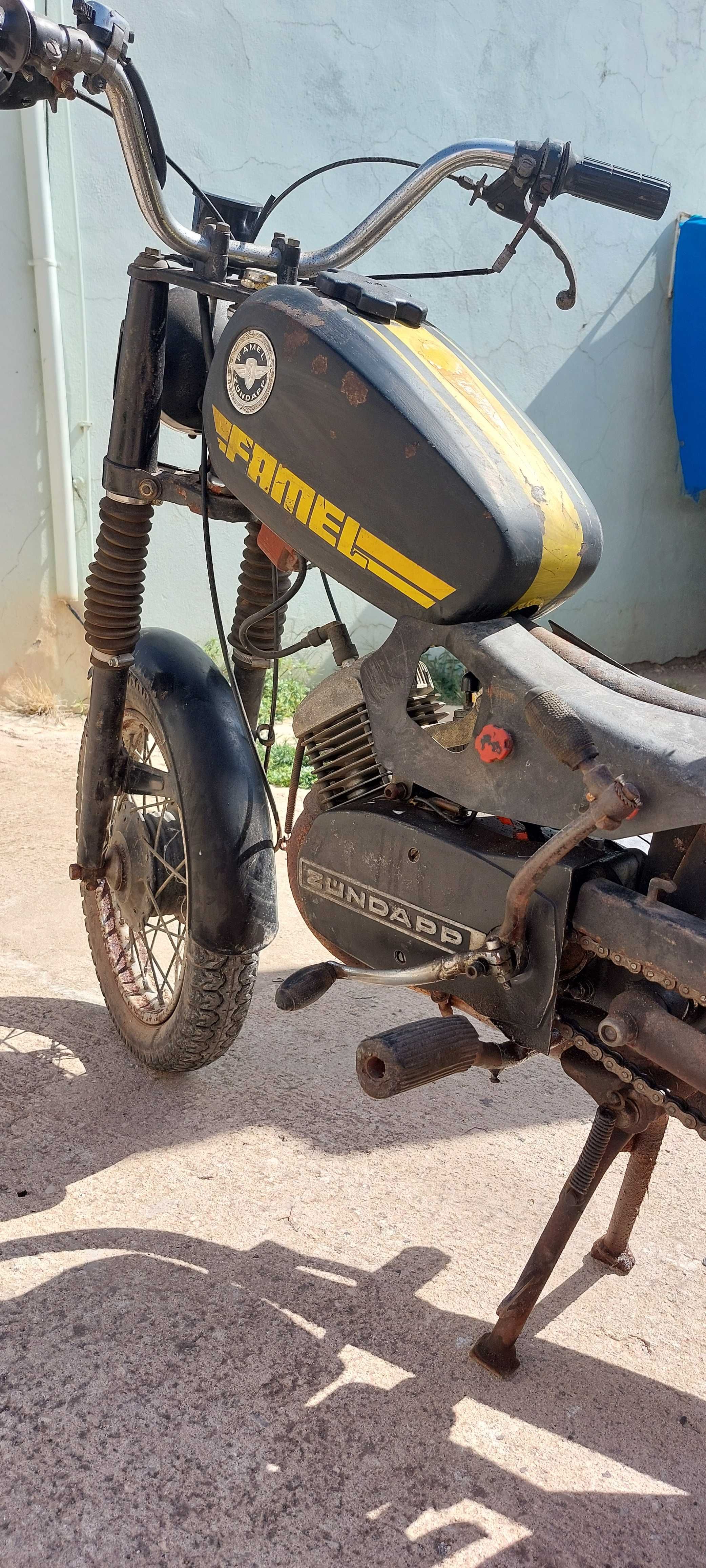Famel Zundapp Z3 1988 – Matriculada, pronta a andar, precisa restauro
