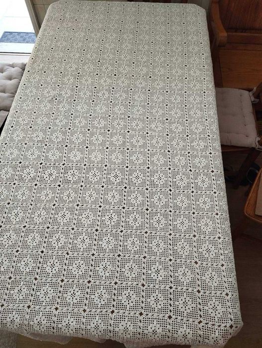 Toalha de mesa em renda / crochet feita à mão