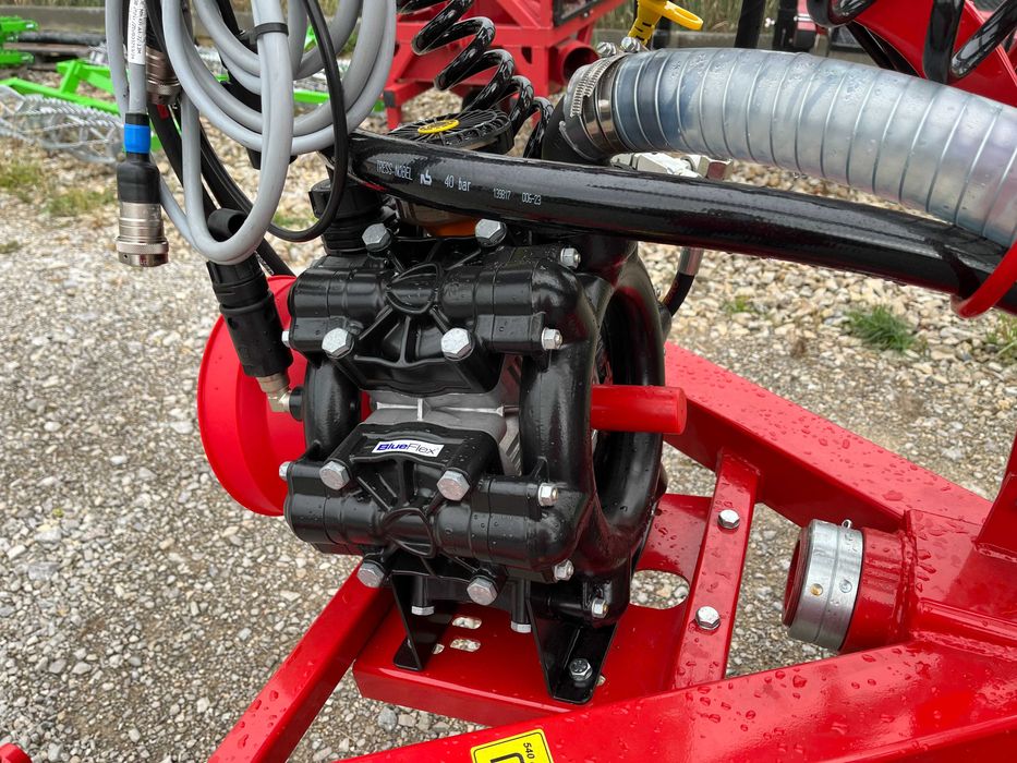 Opryskiwacz polowy ciągany Bury Pelikan 2300 belka 21 m 4HP