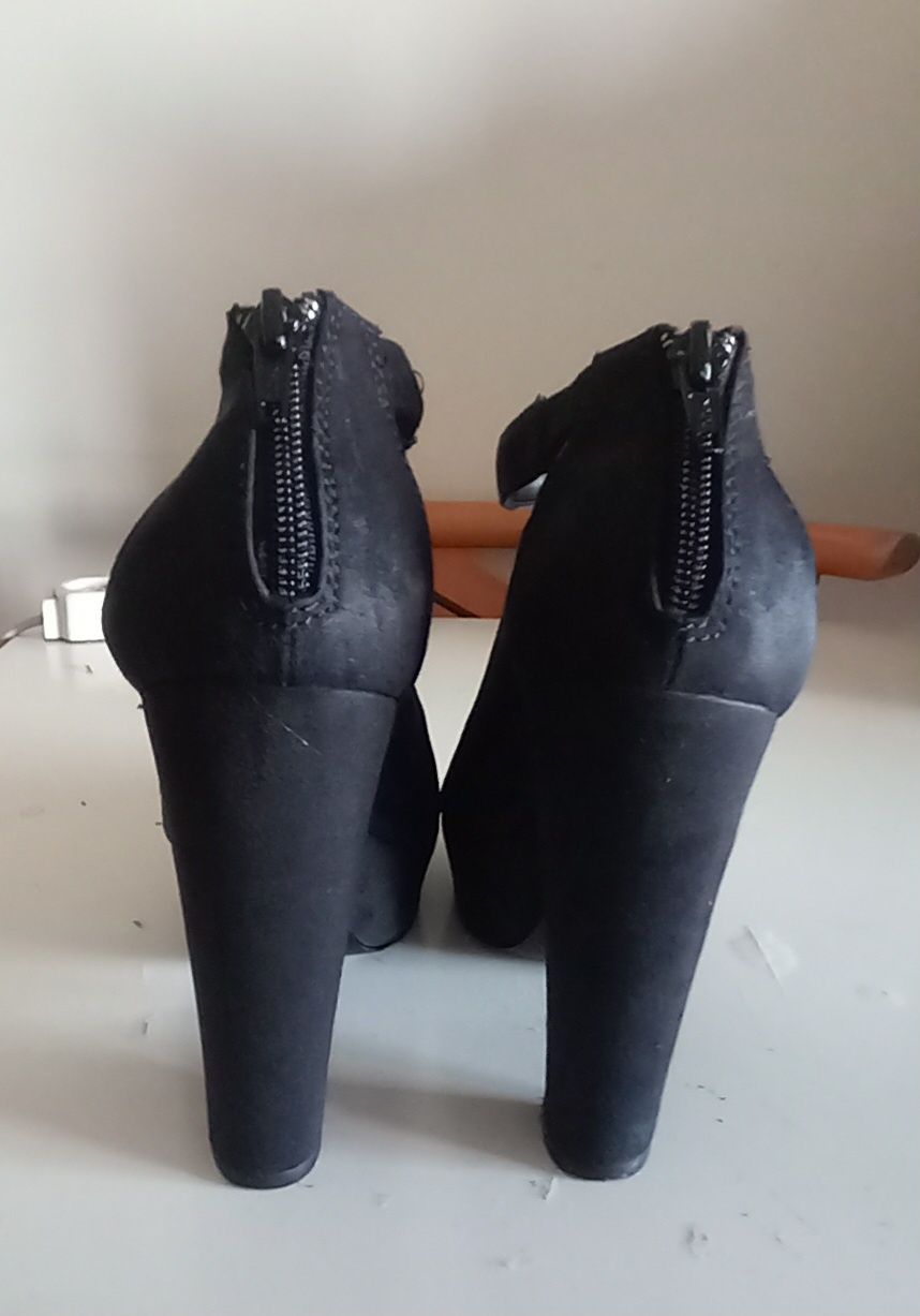 Sapatos Pretos da Mango compensados