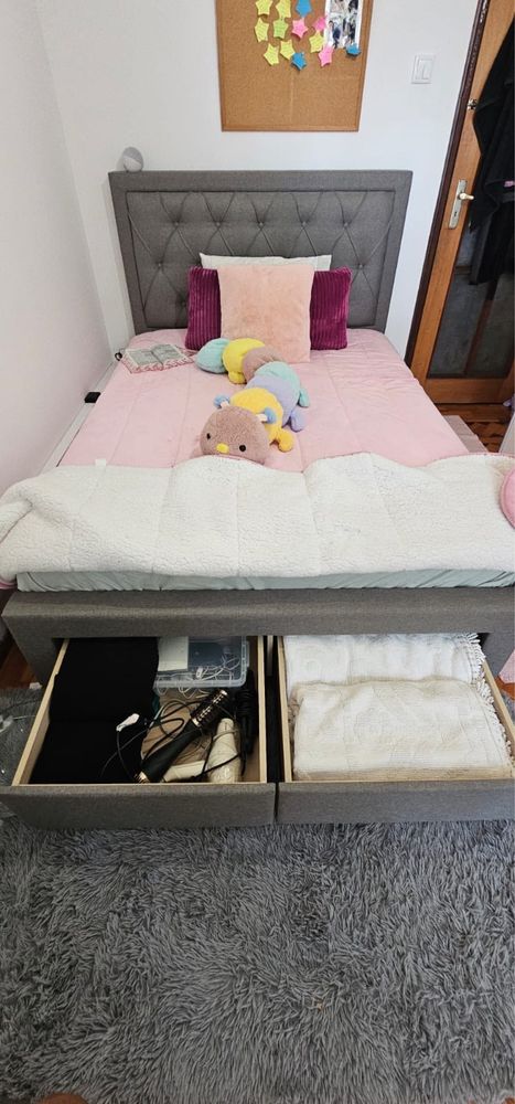 cama com cabeceira e guarda roupas