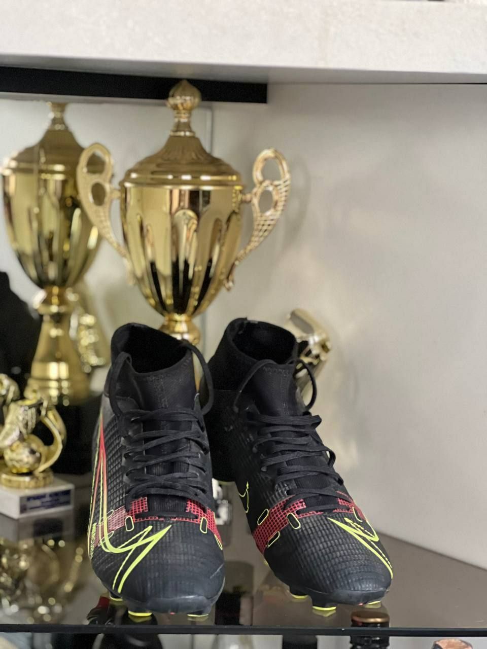 NIKE MERCURIAL SUPERFLY 8FG
Розмір:40 (25см) Підійде для гри у футбол.