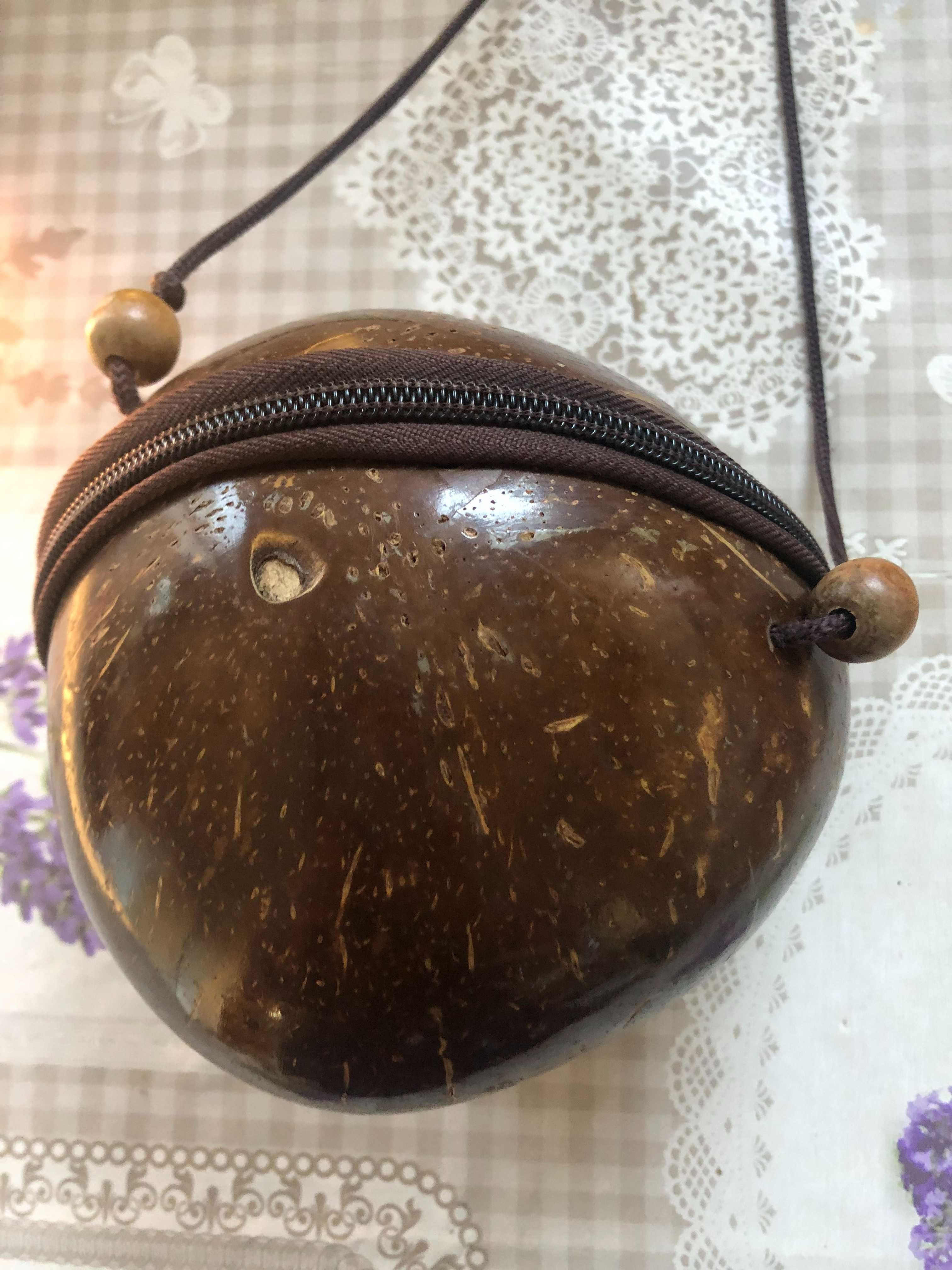 Bolsa de artesanato em formato de coco