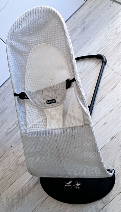 Leżaczek bujaczek BabyBjörn mesh biały szary