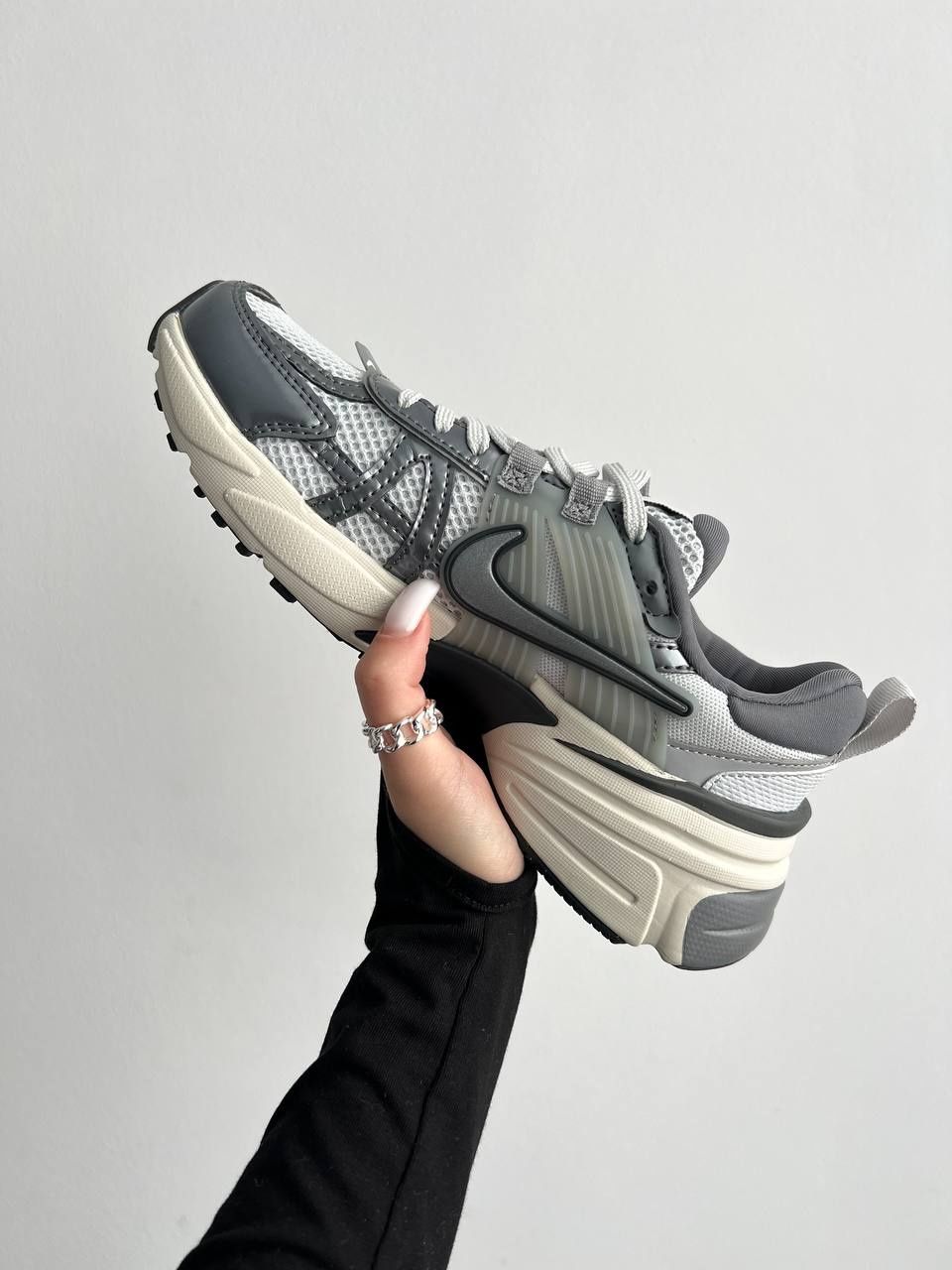 Кросівки Nike Wmns V2K Run 'Pure Platinum Wolf Grey'