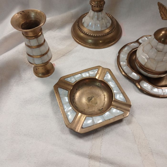 Продам старинный цветной хрусталь , изделия из бронзы с перламутром,