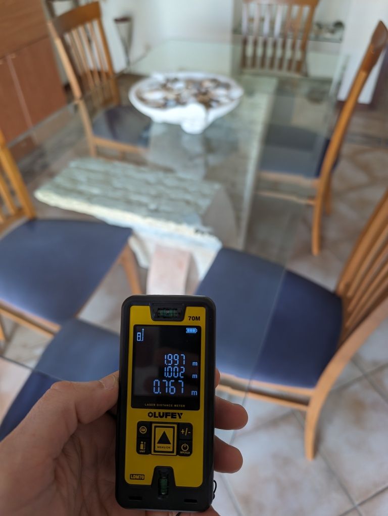 Mesa de Sala c/ base em pedra e 6 cadeiras c/ forro em Alcântara