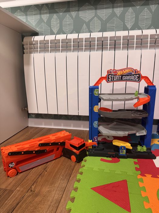 Hot wheels парковка гараж stunt garage та автовоз