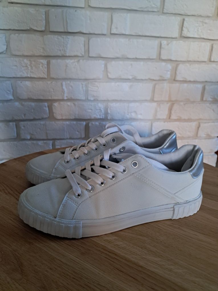 Buty sportowe typu trampki
