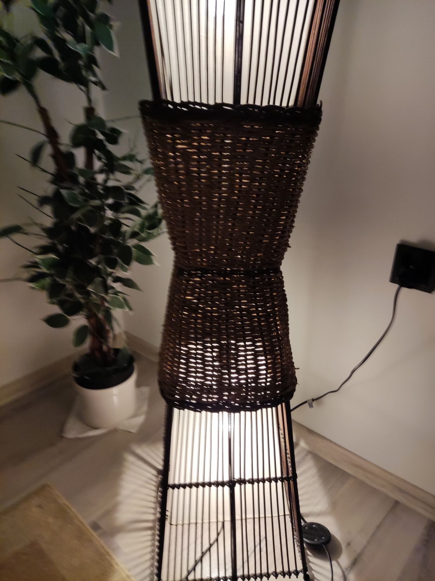 Lampa podłogowa ciekawa