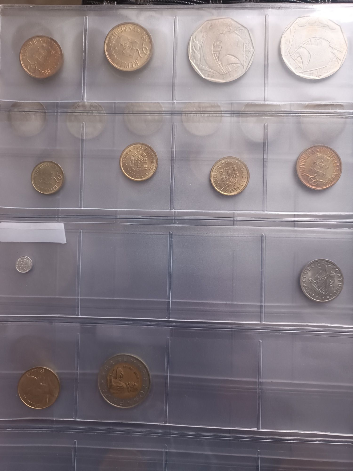 Varias moedas capas e dossier