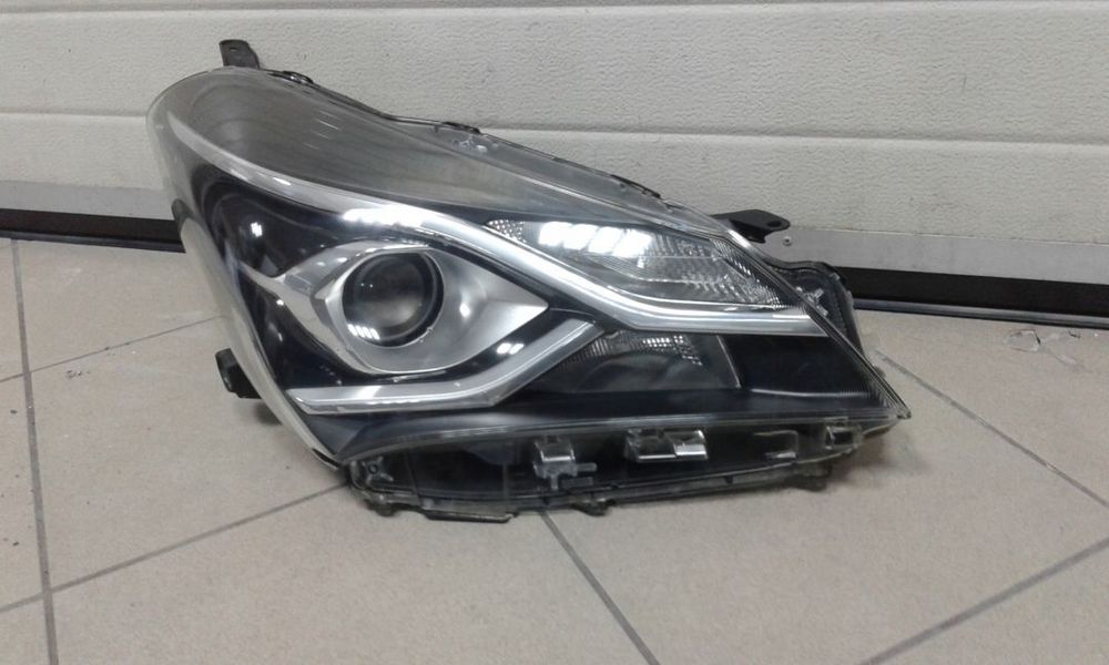 TOYOTA YARIS IV 4 PRAWY REFLEKTOR EU