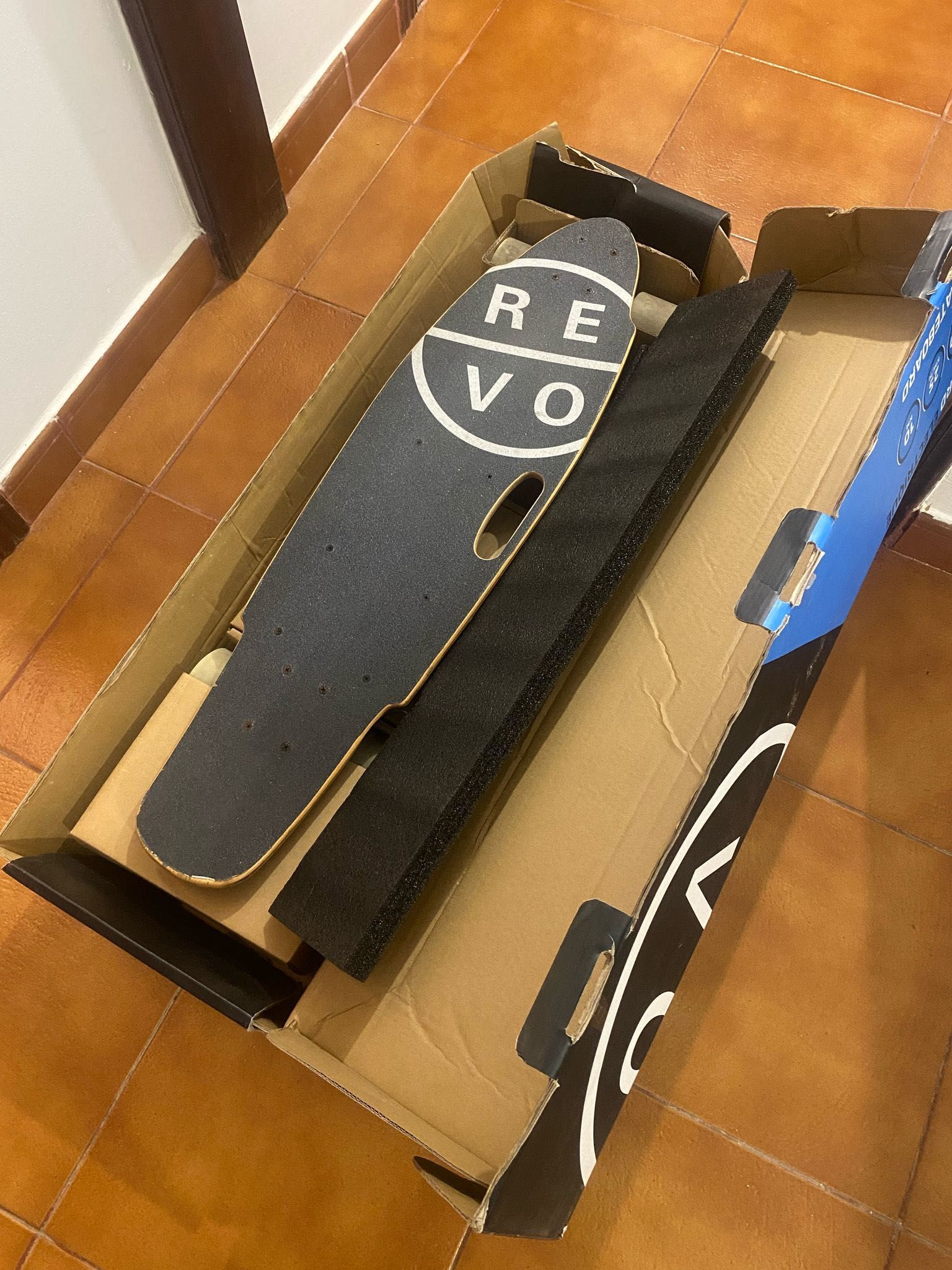 Skate elétrico com comando
