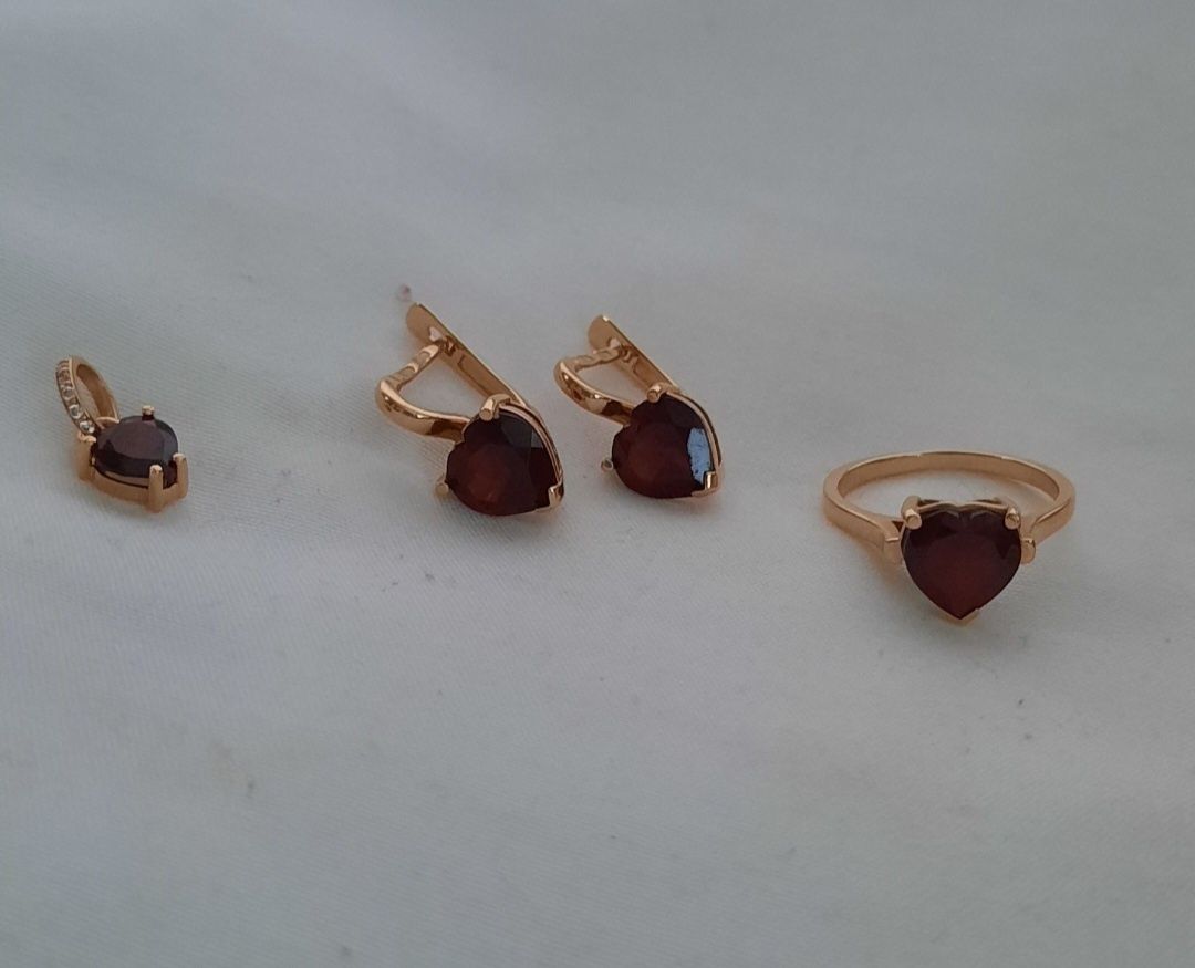 Золотые серьги с гранатом, 585 проба