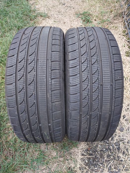 Para opon zimowych 245/40R19 minerva