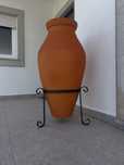 Vaso de barro com suporte