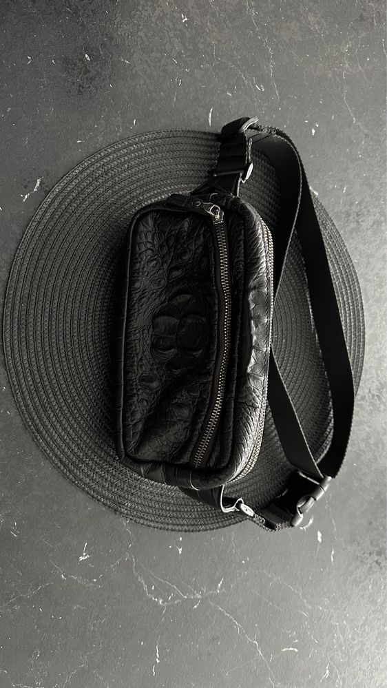 Стильна чоловіча сумка-бананка чорна зі шкіри