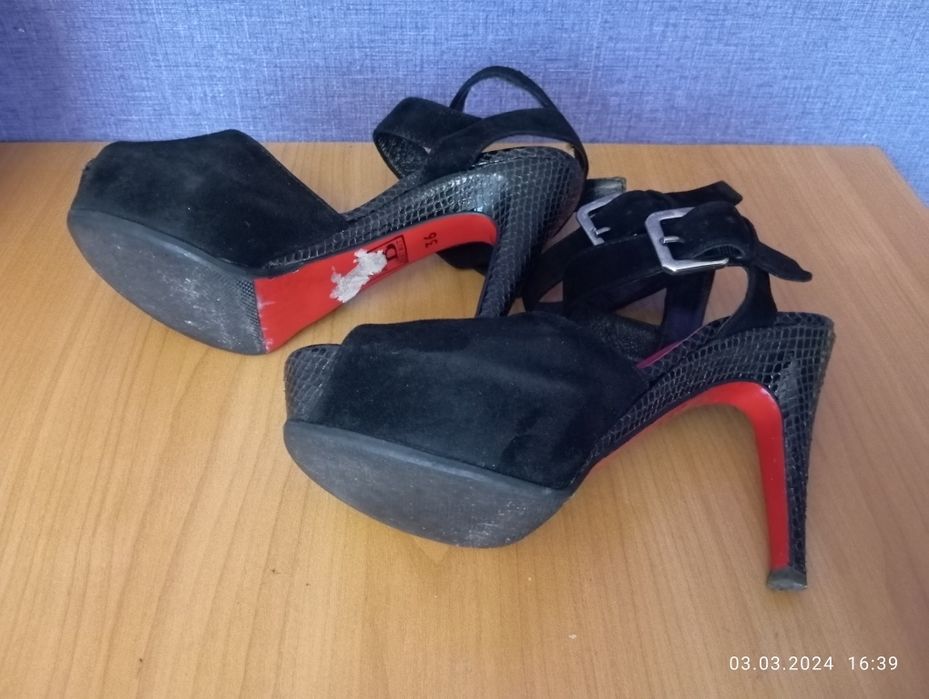 Босоніжки жіночі на високому каблуку