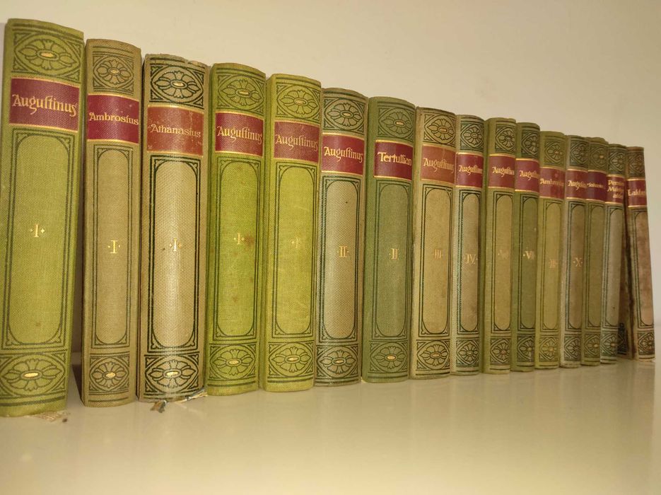 Старинные книги. Священная католическая библиотека.