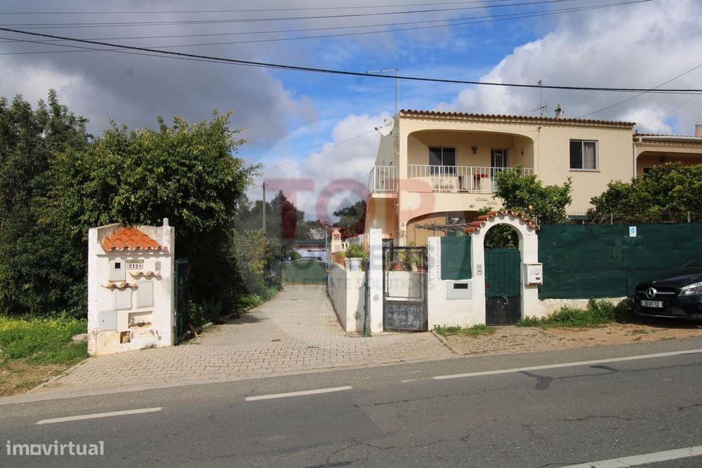 Moradia com 2 Fracções Autónomas