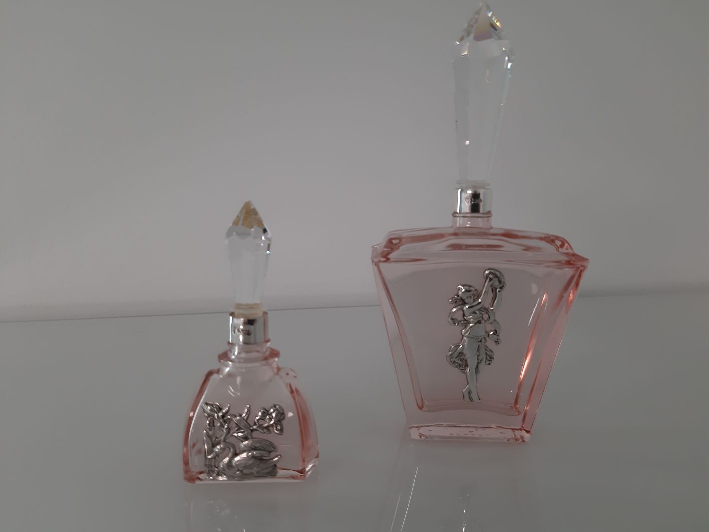 Frascos de perfume em vidro e prata