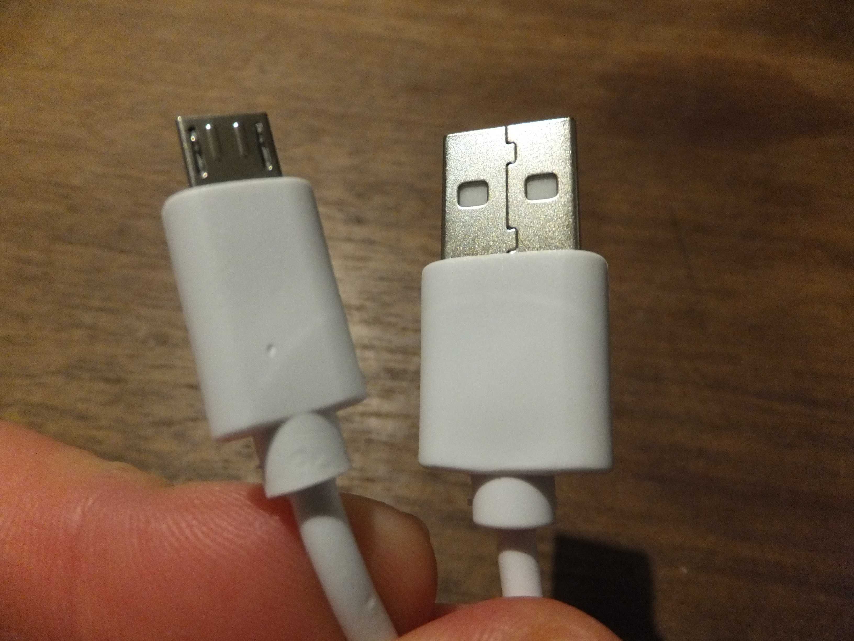 Nowa biała ładowarka sieciowa do telefonu z kablem USB micro - B