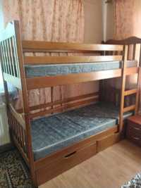 Продаю. Дерев'яні  двохярусне ліжко з матрацами .