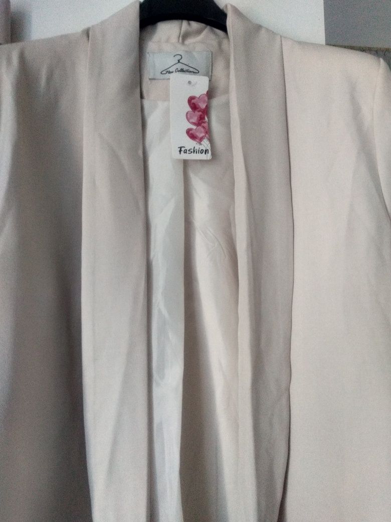 Nowy beżowy garnitur damski