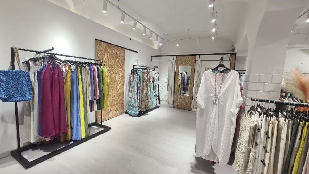 Mobiliario, Expositores, balcão, iluminação lojas de roupa estilo zara