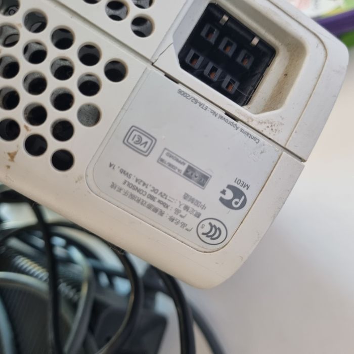 Xbox 360 120BG com 4 jogos e comando original em