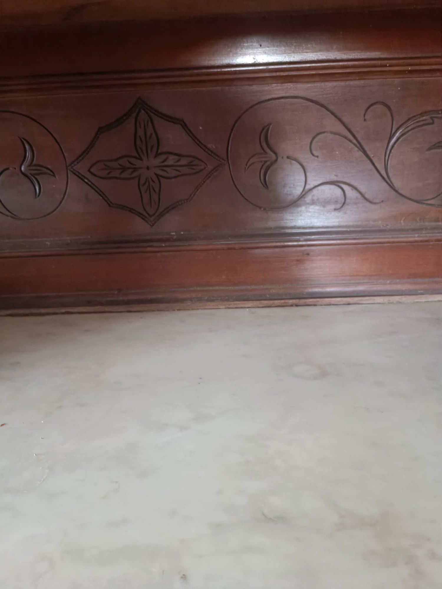 Móvel de sala com portas de vidro