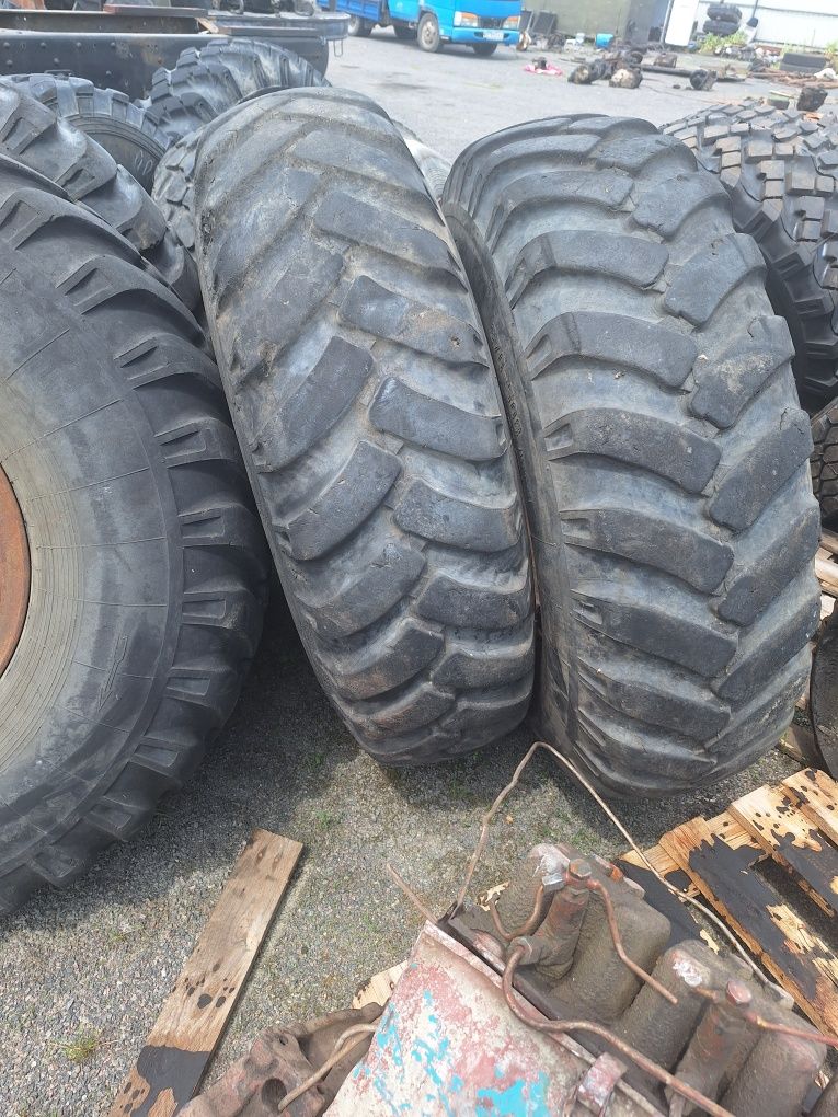Продам резину на грейдер 370 /508