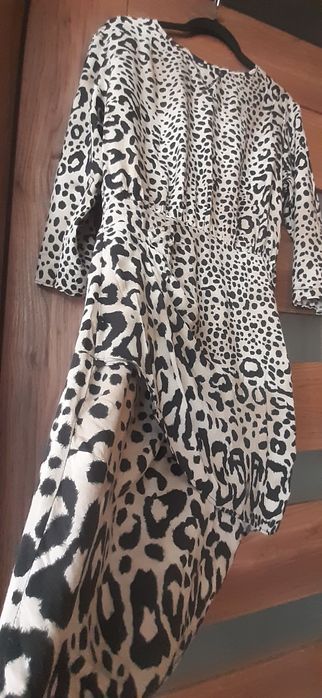 Sukienka w zwierzęcy deseń Zara