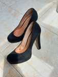 Sapatos de salto alto como novos