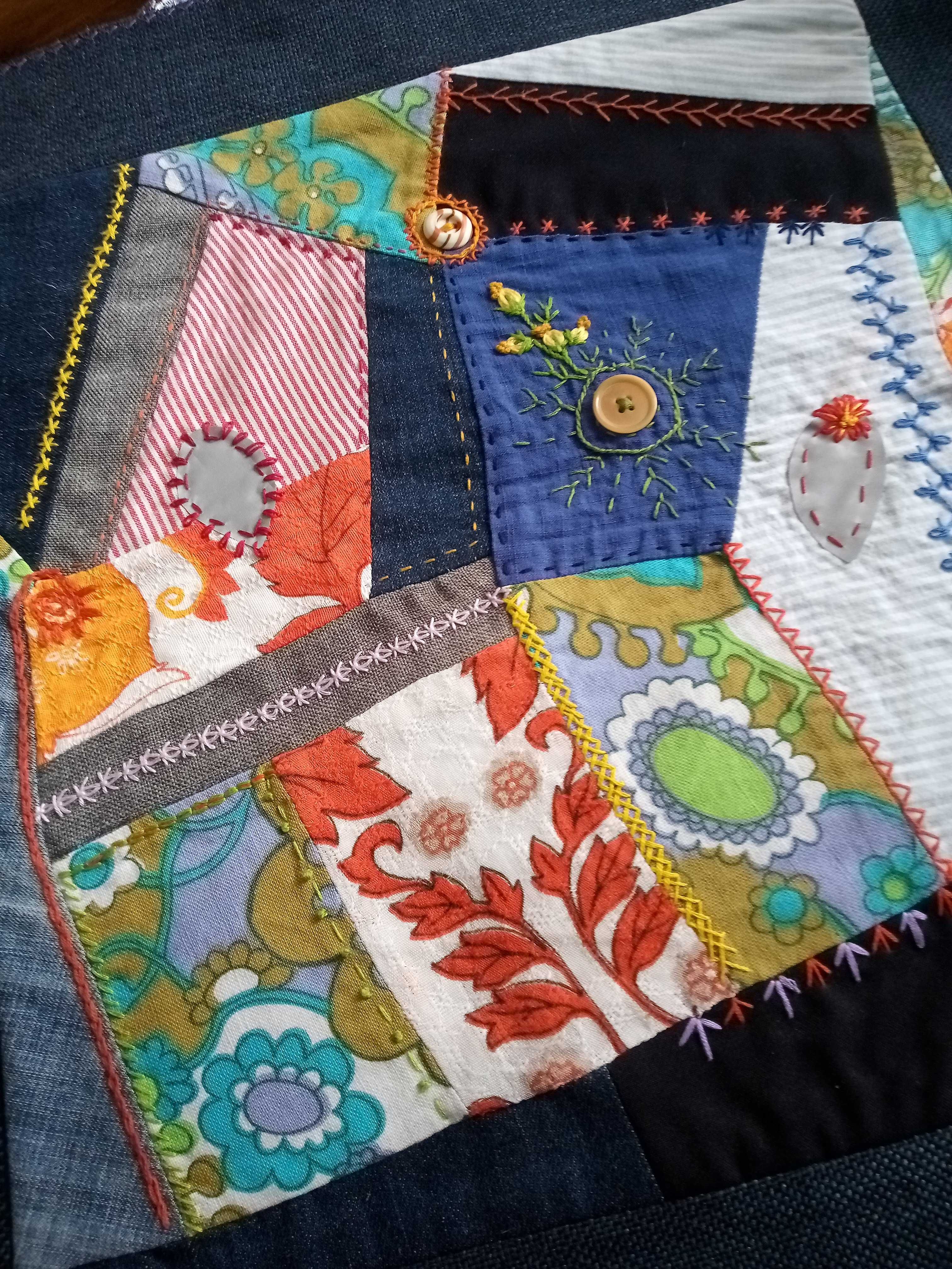 Torba/siatka uszyta z resztek materiałów z elementami patchworku.