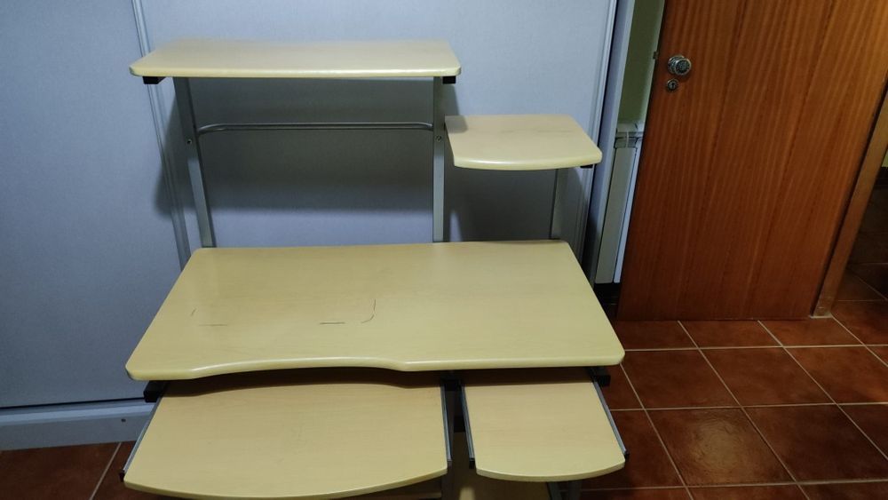 Secretária de computador/estudante
