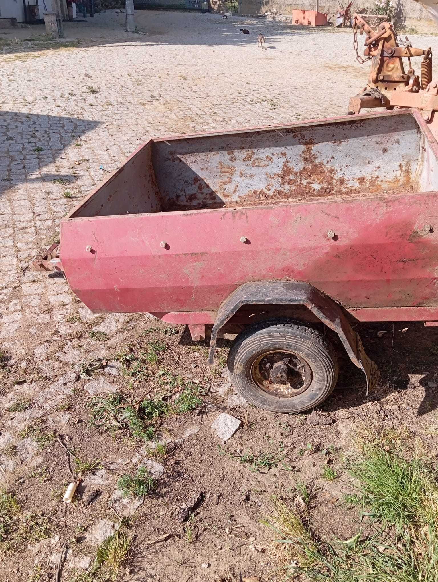Reboque para carro com capota para levar cães de caça