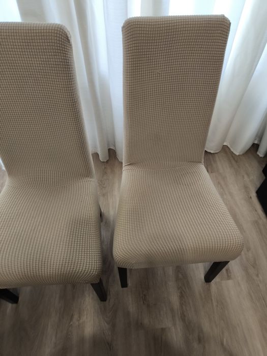 Cadeiras com capas em bom estado