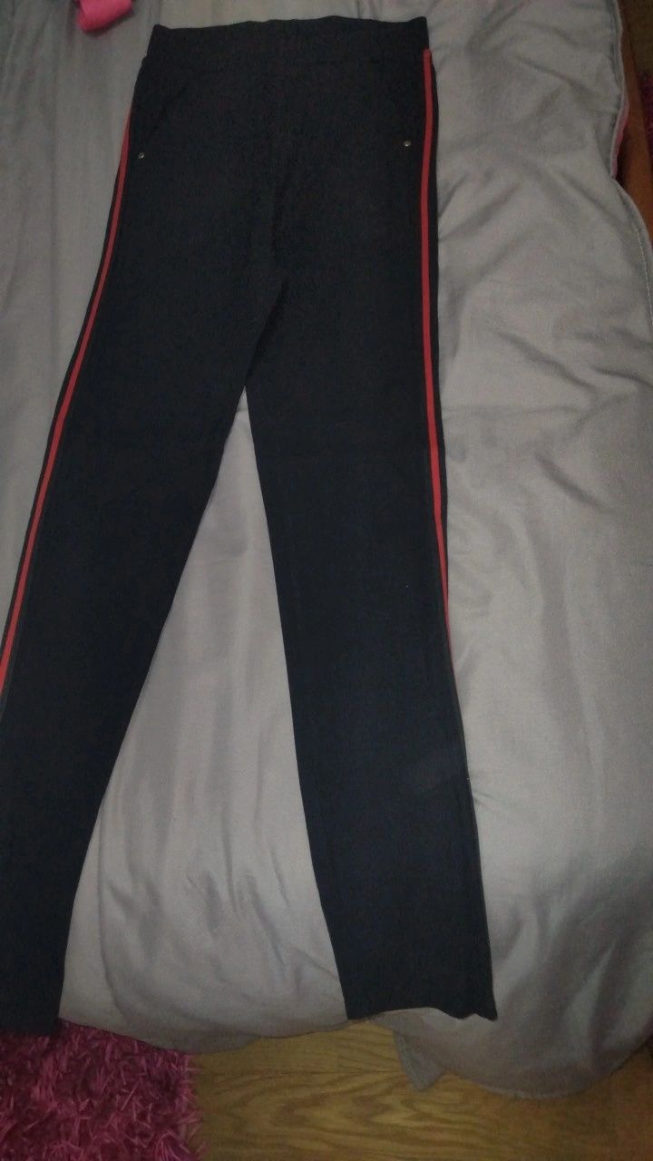 Calças leggings pretas e vermelhas