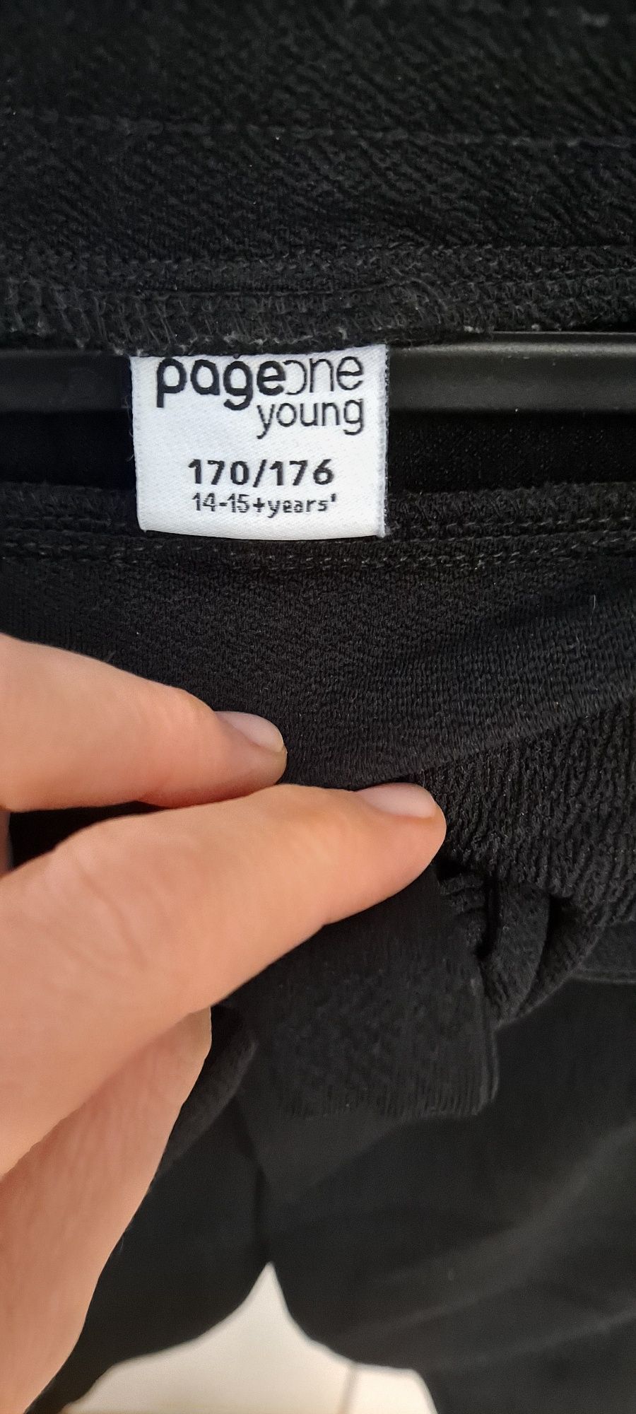 Czarne spodnie z paskiem page young r.170 cm